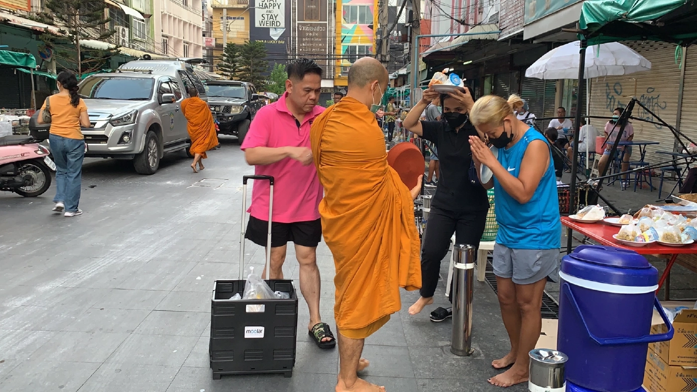 "วราวุธ" เดินตาม "เจ้าคุณไฉน" ออกบิณฑบาตย่านบางลำพูไม่หาเสียง