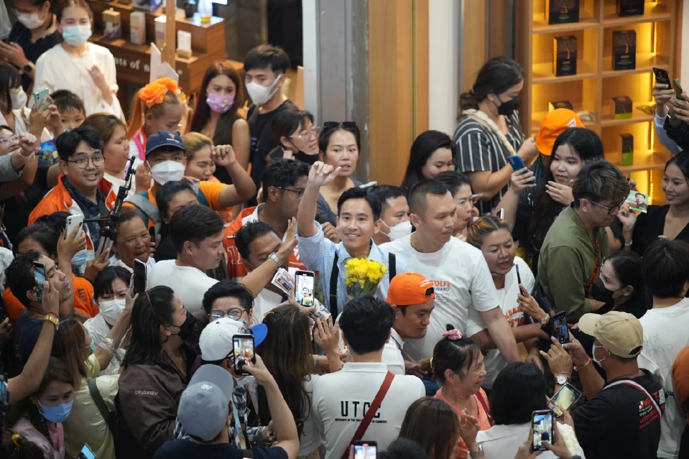 "พิธา" บุกปราศรัยพระราม 2 แฟนคลับแห่กรี๊ดแน่นหน้าห้างขอเลือก "ก้าวไกล"