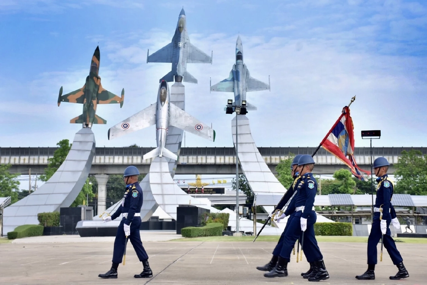 พิธีเชิญธงชัยเฉลิมพลและสวนสนามเข้าที่ตั้งร.ร.นายเรืออากาศฯ แห่งใหม่สระบุรี