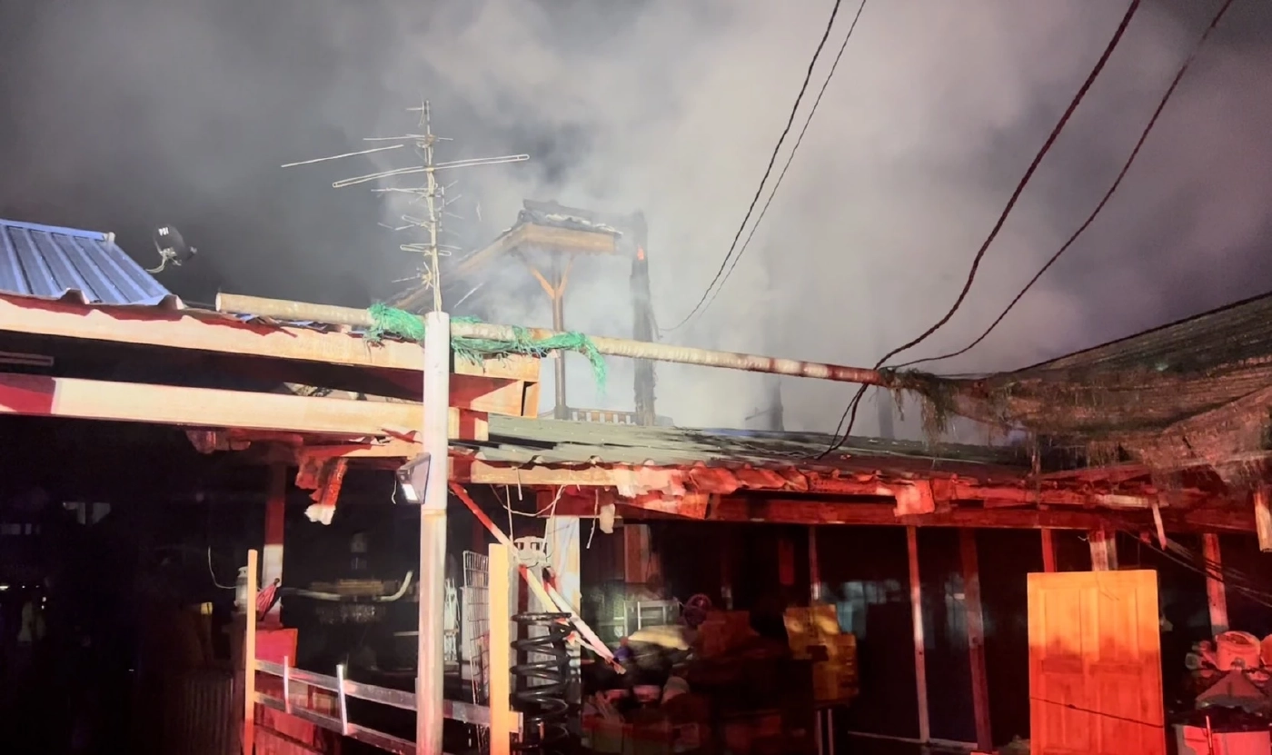 ระทึกกลางดึก! ไฟไหม้บ้านไม้สัก เจ้าของตลาดย่านบางบัวทอง เสียหายหลายล้าน