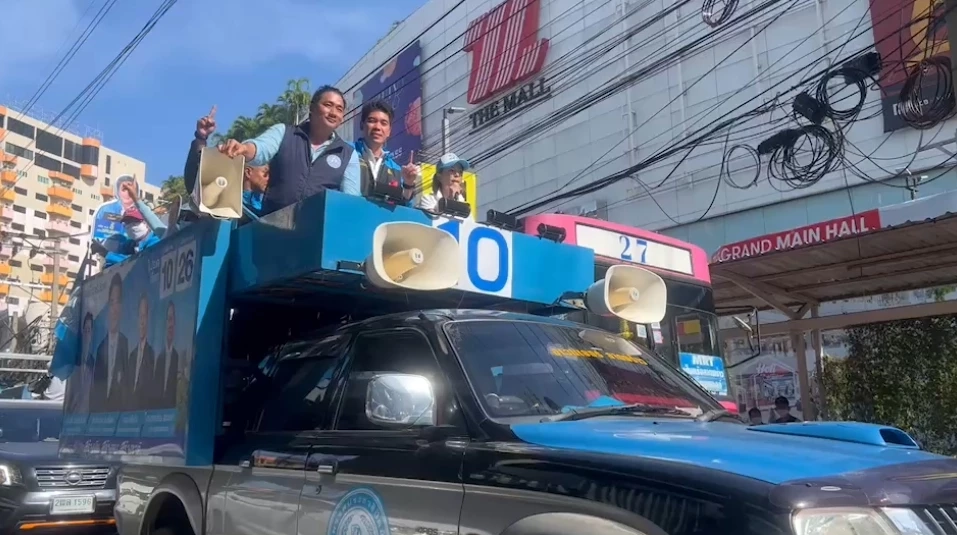 มาดามเดียร์ ขึ้นรถแห่หาเสียงรอบ กทม. อ้อนคนกรุงเลือกผู้สมัคร "ปชป." ยกแพ็ค