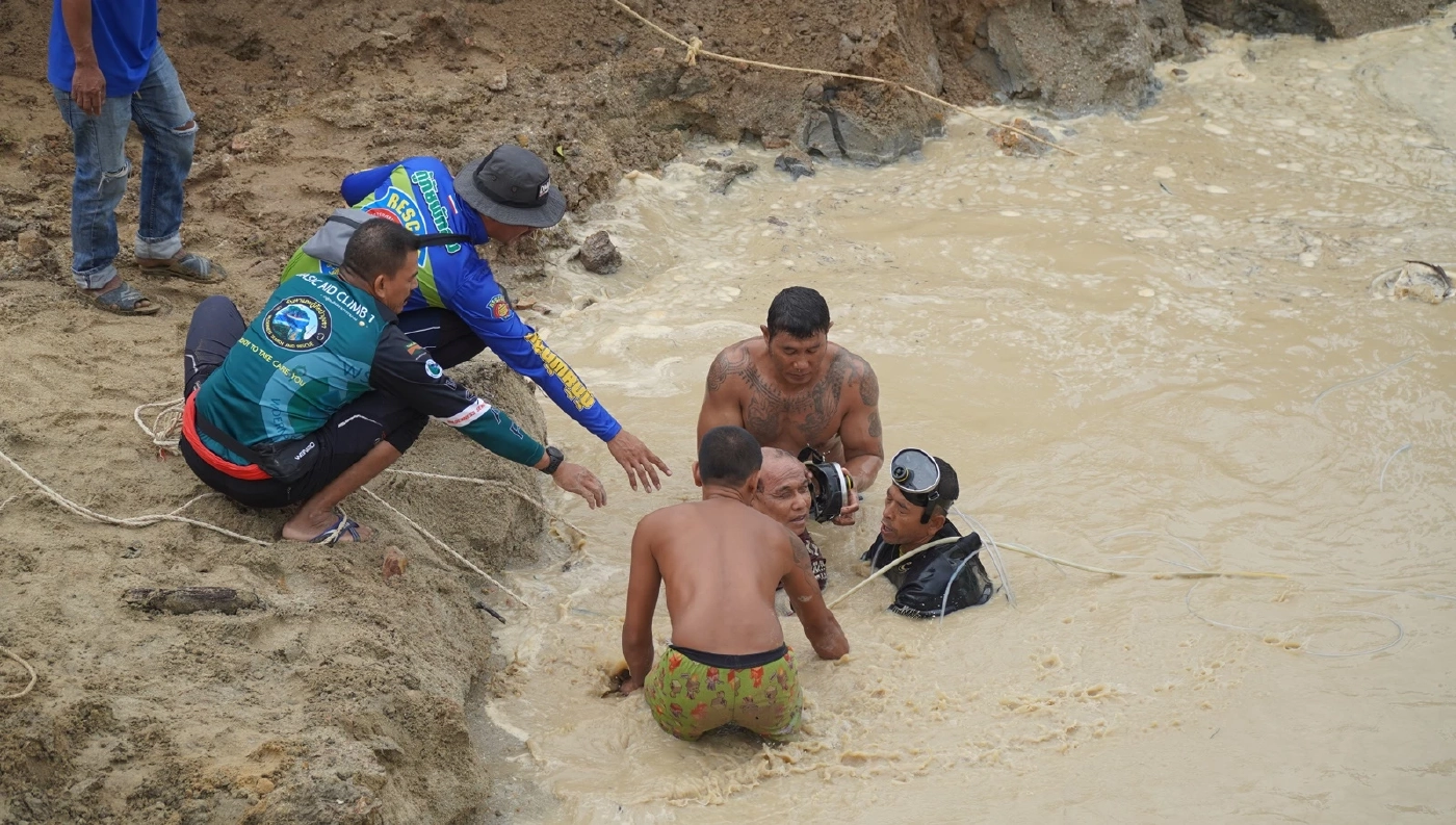 ระทึก! นาทีชีวิต ช่วยคนงานดูดทราย ถูกดินถล่มฝังร่างทั้งเป็นในบ่อ (มีคลิป)