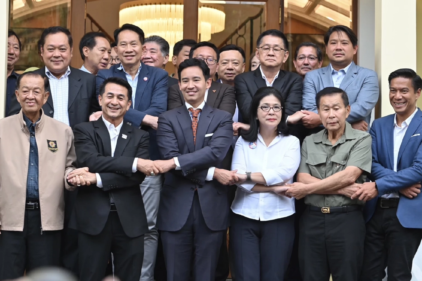 บรรยากาศ พิธา ลิ้มเจริญรัตน์ หัวหน้าพรรคก้าวไกล จับมือแกนนำพรรค ร่วมจัดตั้งรัฐบาล