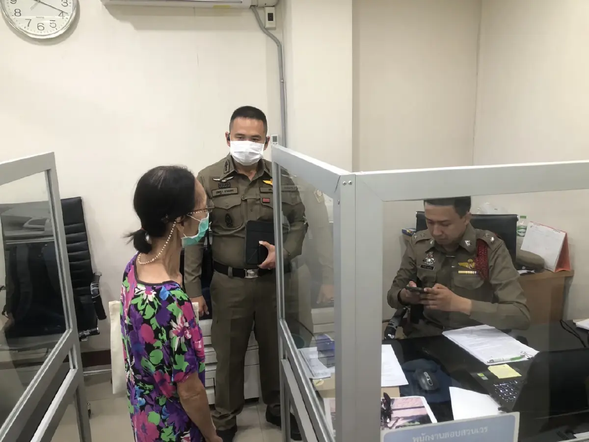 ตร.วังทองฯ คุมเพื่อนบ้านโก้ ธีรศักดิ์ ตรวจจิตเวช หลังสาดฉี่ เทใส่ตัว