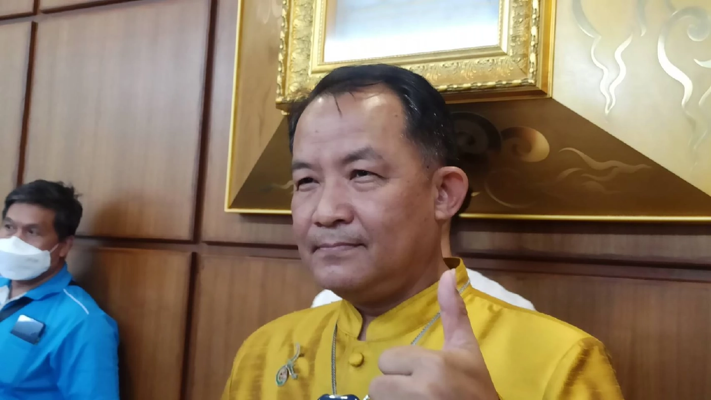 "ศรีสุวรรณ" ยื่น กกต. สอบ ธนาธร- ปิยบุตร- พรรณิการ์ ร่วมวงตั้งรัฐบาลชี้นำพรรค