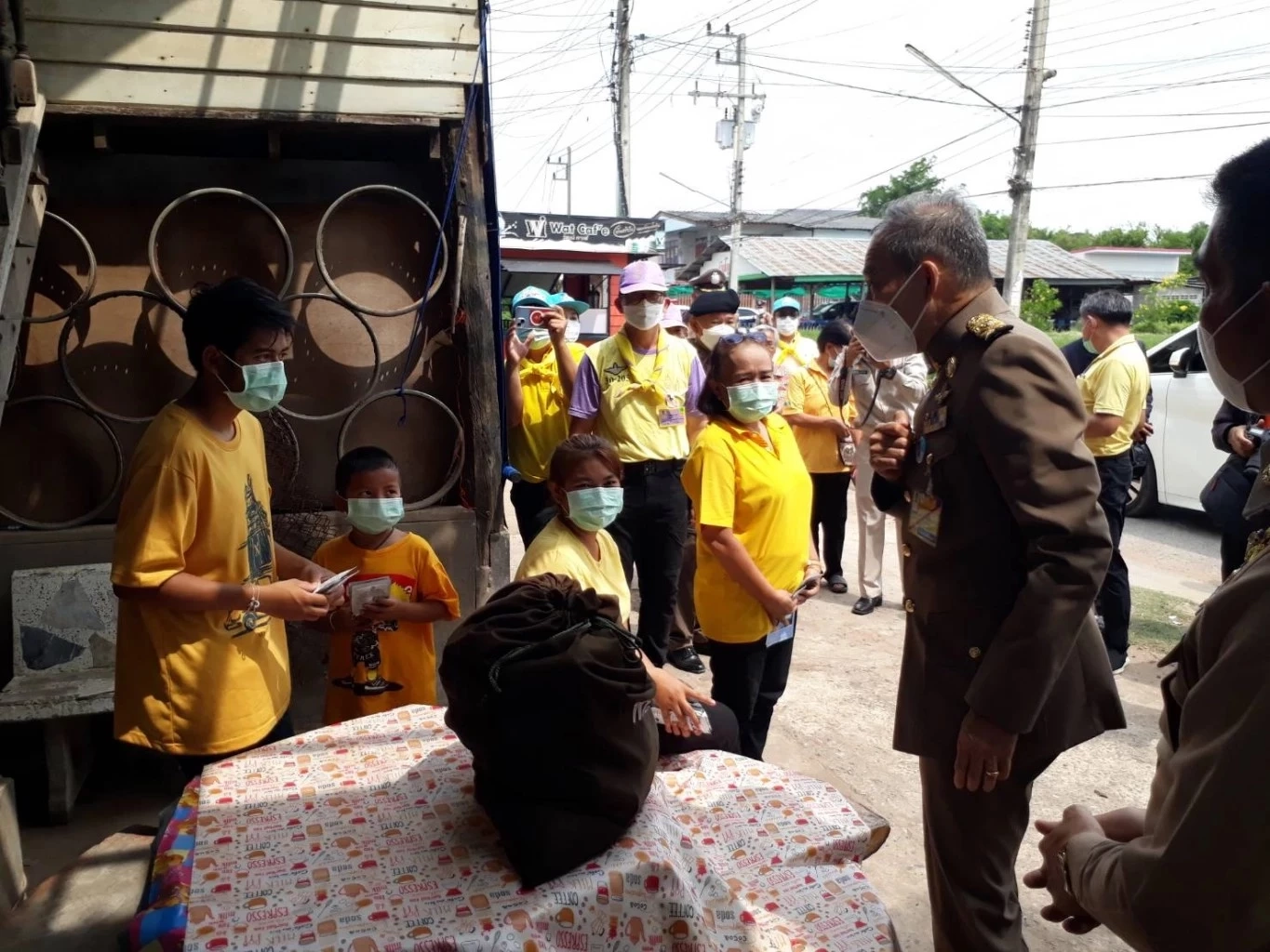 ในหลวง พระราชินี พระราชทานถุงพระราชทานและเครื่องอุปโภคบริโภคแก่ผู้ประสบวาตภัย จ.ชัยภูมิ