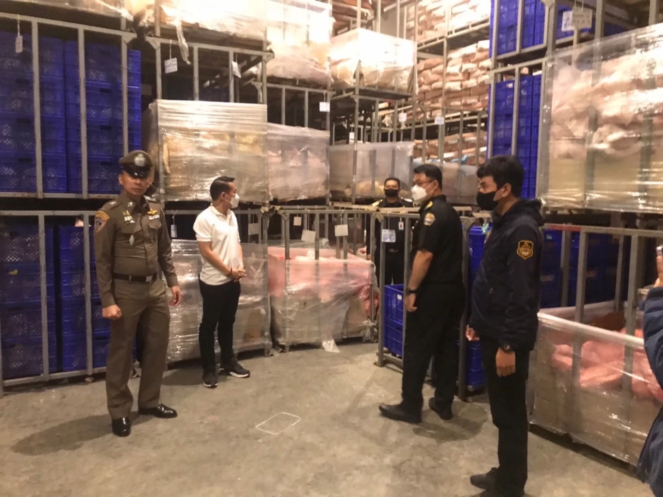 ตำรวจ - กรมปศุสัตว์ บุกทลายแหล่งซุกซ่อนหมูเถื่อน ยึดได้กว่า 15 ตัน