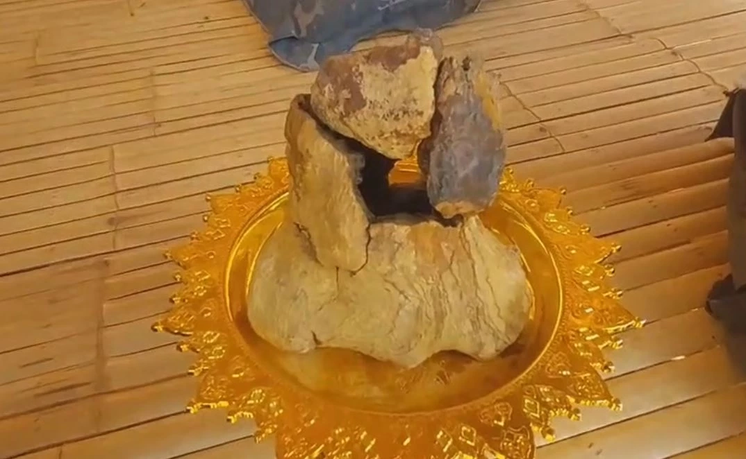 ฮือฮา! พบวัตถุประหลาดคล้าย "เหล็กไหล" ในบ่อดินควนนางแร้ง