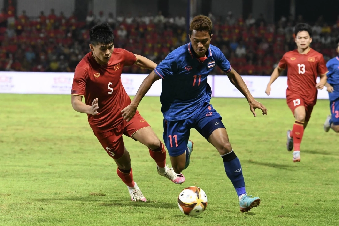 "ทีมชาติไทย" เจ๊า เวียดนาม 1-1 คว้าแชมป์กลุ่ม เจอเมียนมารอบตัดเชือก