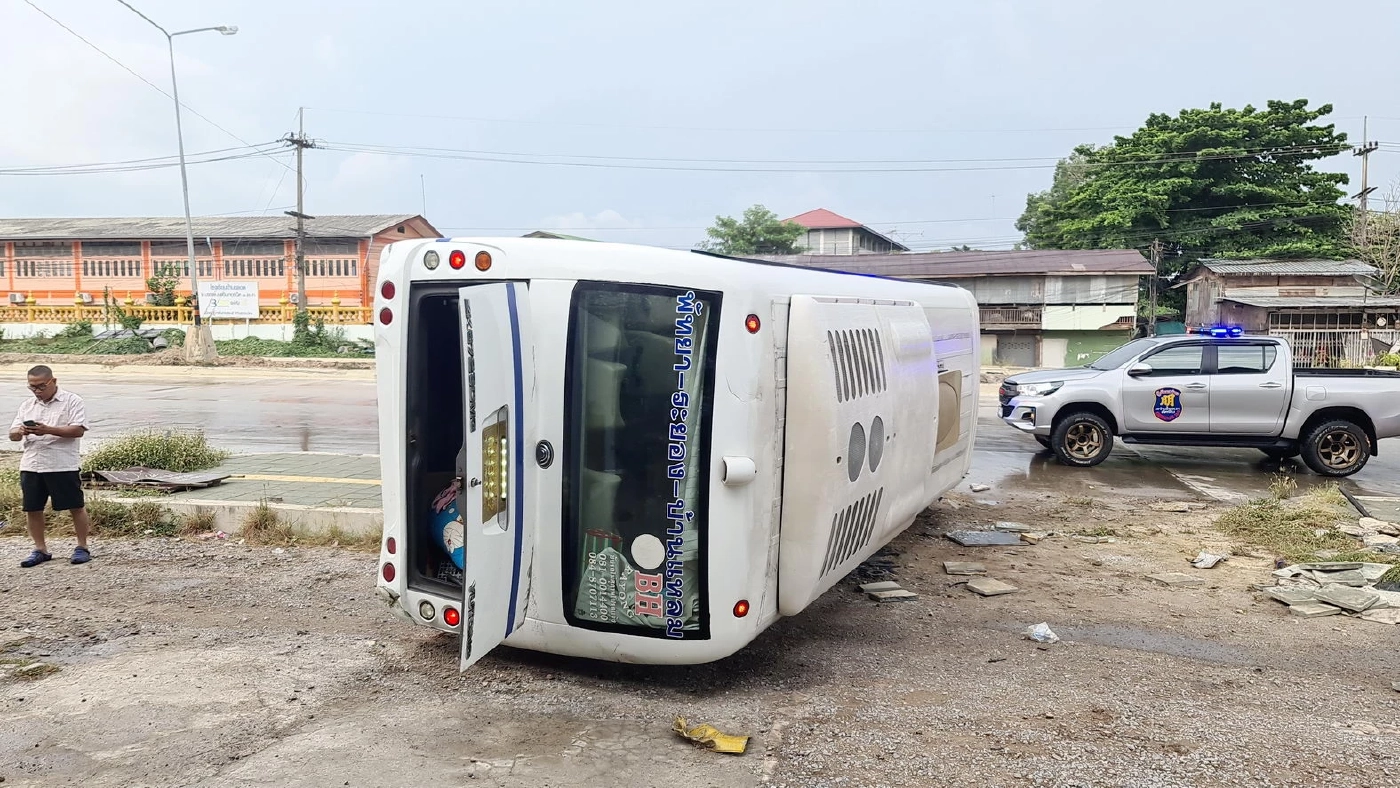ระทึก! มินิบัสซิ่งฝ่าสายฝนพลิกคว่ำ สาวท้อง 5 เดือน รอดหวุดหวิด