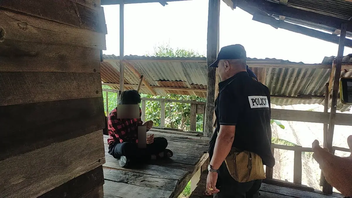หนุ่มทาสยาบ้าหลอน คว้ามีดฟันยาย 72 ดับ อำพรางร่างในท่อหลังบ้าน