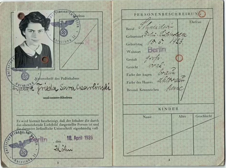 สตรีคนแรกของโลกที่ได้อุ้มพระเจ้าชาลส์วันประสูติ