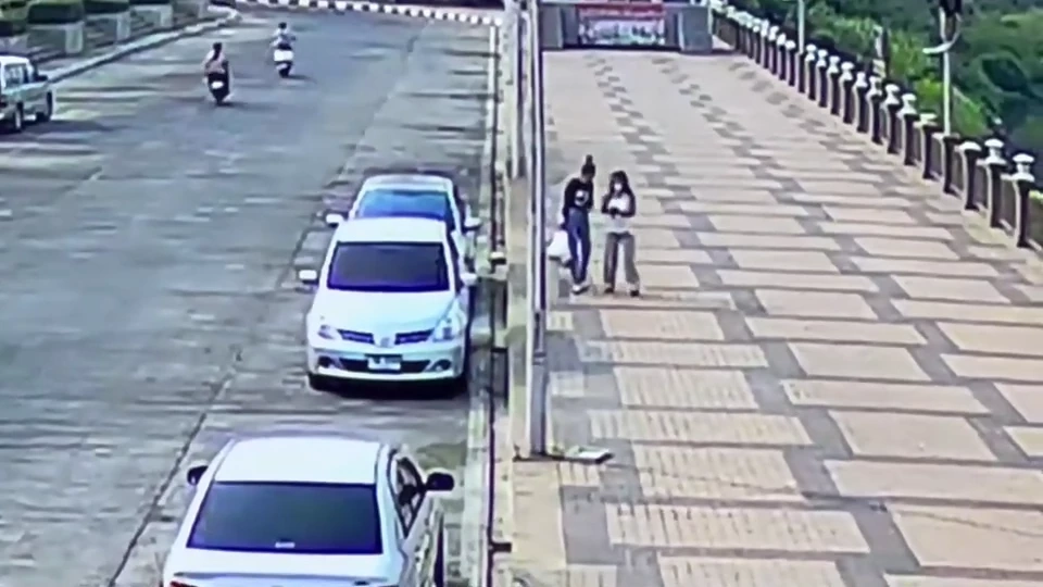 เคลื่อนร่าง'ก้อย เท้าแชร์' เหยื่อ'แอม' ขึ้นเมรุ ลูกสาวถาม"ฆ่าแม่หนูทำไม?"