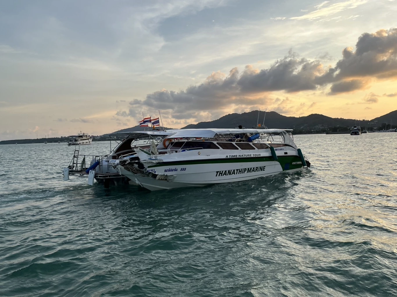 ด่วน! เรือสปีดโบ๊ทชนเสาสัญญาณเดินเรือทะเลภูเก็ต นทท.เจ็บระนาวกว่า 30 คน