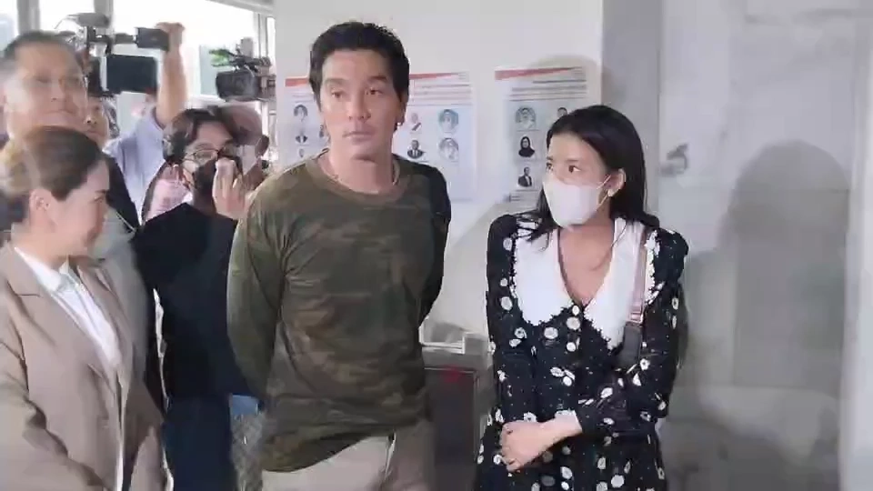 "ดีเจแมน-ใบเตย"หน้าเครียด เข้าฟังคำสั่งคดีฉ้อโกงแชร์ "Forex-3D"