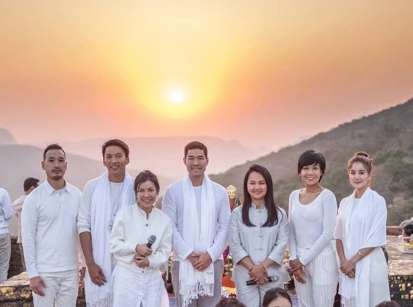 ย้อนรอยดราม่าดาราคนดัง 'หลงเข็มทิศชีวิต' วงจรลัทธิ 'ครูอ้อย ฐิตินาถ'