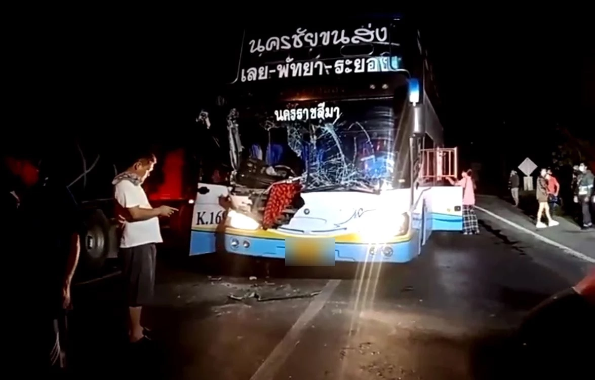 ชนสนั่นสี่แยกไฟแดง บัสนครชัยขนส่ง เสยท้ายรถบรรทุก เจ็บ 4 ราย