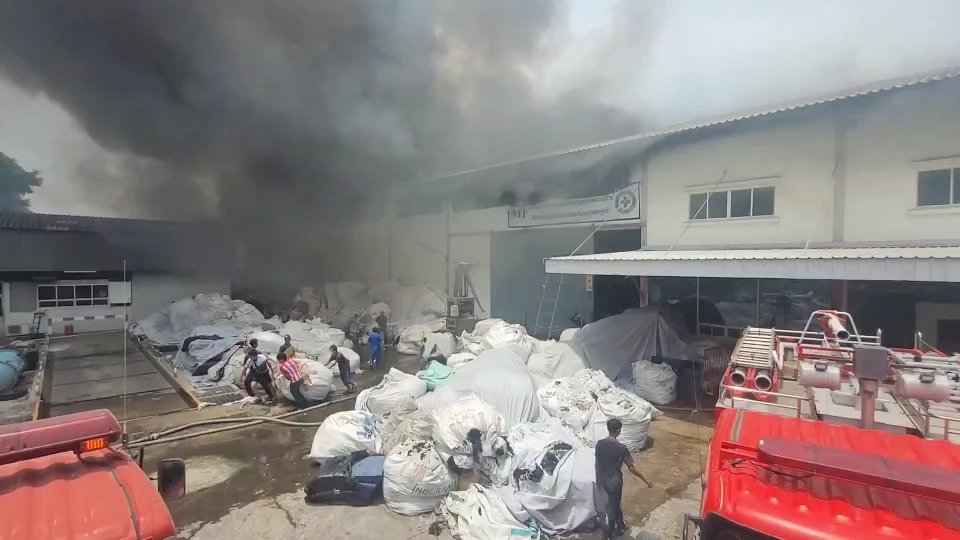 ไฟไหม้โรงงานผลิตที่นอน ย่านบางปู ลามวัตถุดิบไวไฟ คนงานหนีตายจ้าละหวั่น