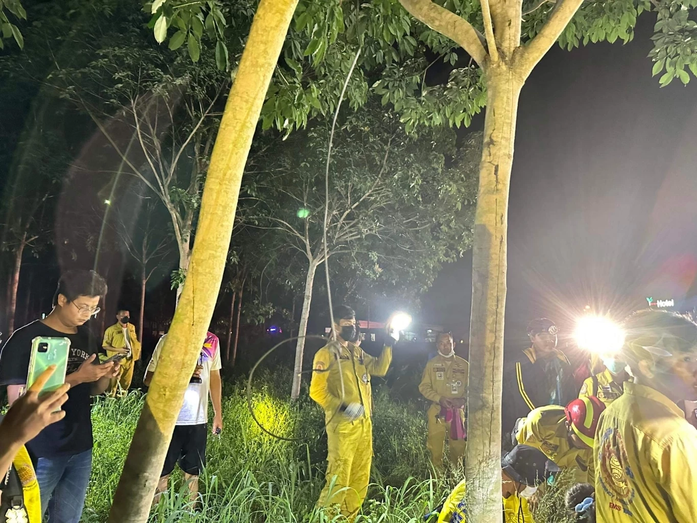 กู้ภัยฯระดมกำลังค้นหายายหลงป่า เดินหลงจนฟุบ ช่วยเหลือตัวเองไม่ได้