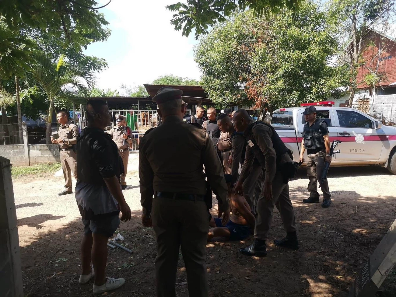 ชายคลั่งดักยิงคนแก่ หน้า รร. ลูกชายจะพาแม่ไป รพ. เจอไล่ยิง-เผารถวอด