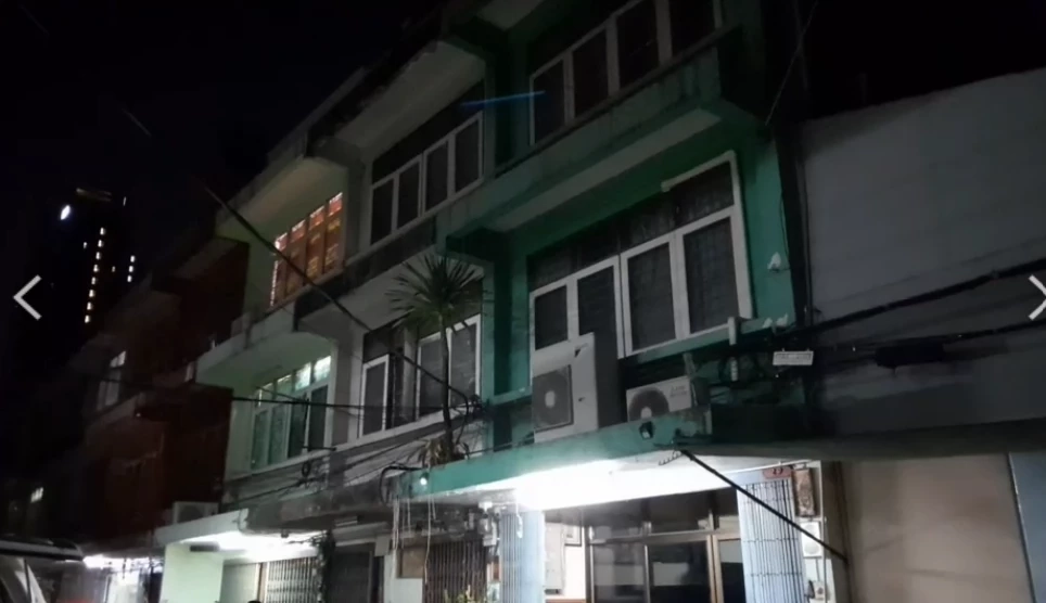 สลด! เสี่ยเจ้าของอู่วัยเก๋า ปีนหลังคาซ่อมบ้าน พลัดตกหัวกระแทกพื้นดับอนาถ