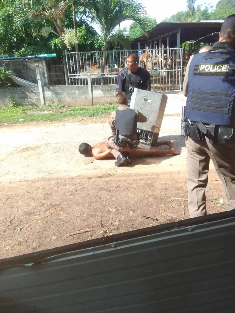 ชายคลั่งดักยิงคนแก่ หน้า รร. ลูกชายจะพาแม่ไป รพ. เจอไล่ยิง-เผารถวอด