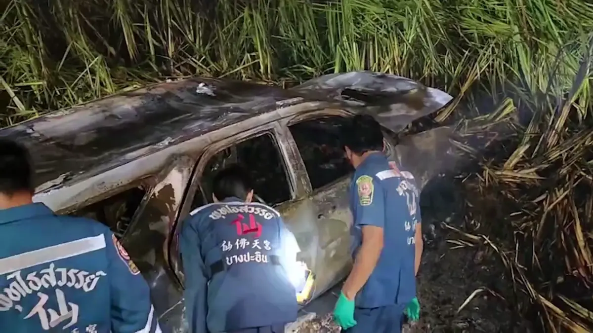 สุดสลด! เผานาจนควันฟุ้งบังทาง สาวขับรถตกถนนถูกไฟคลอกดับ