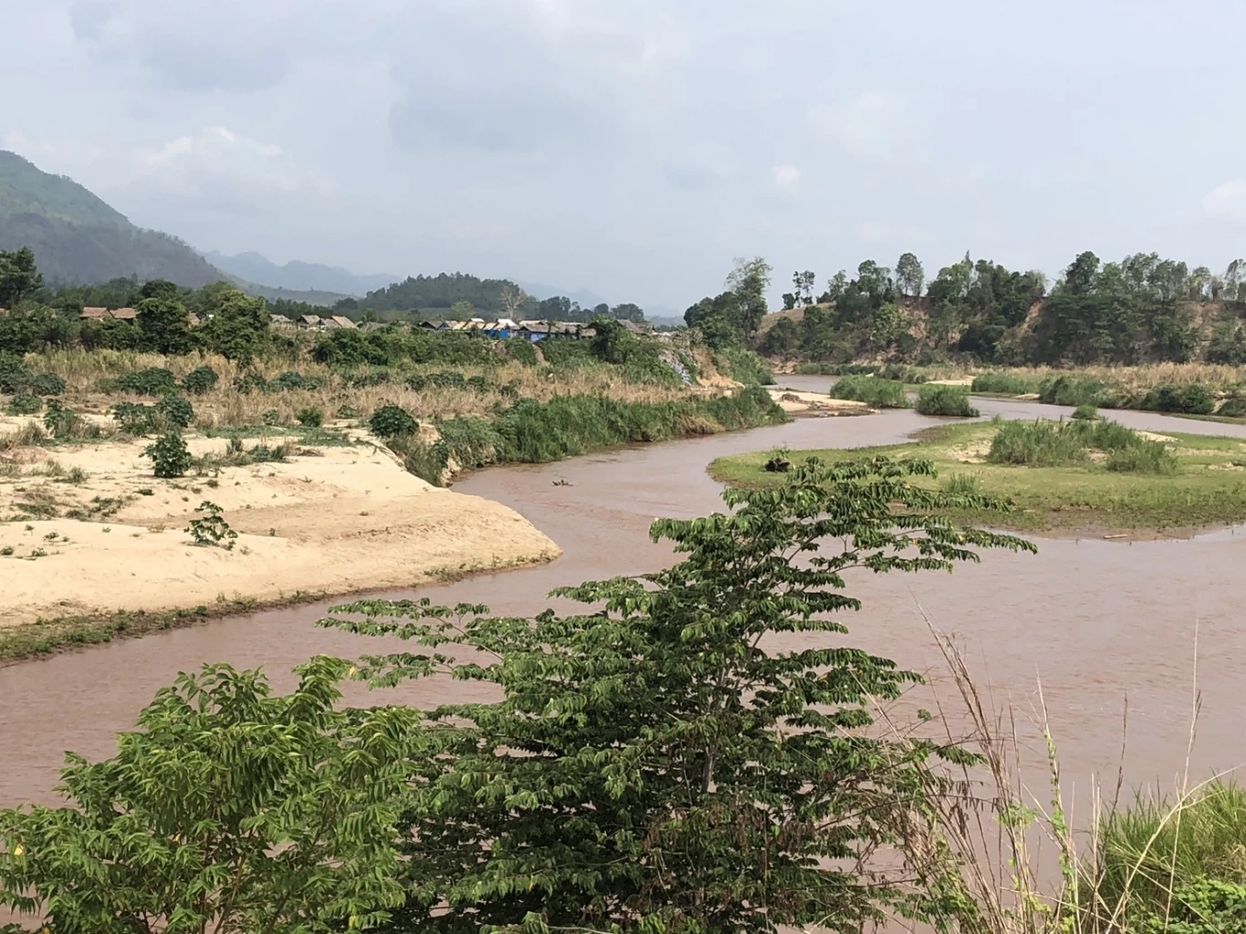 ควันพิษปริศนา ลอยข้ามจากฝั่งเมียนมาเข้าไทย ชาวบ้านเหม็น เวียนหัว แสบคอ