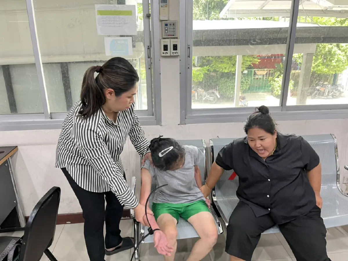 ตร.วังทองฯ คุมเพื่อนบ้านโก้ ธีรศักดิ์ ตรวจจิตเวช หลังสาดฉี่ เทใส่ตัว