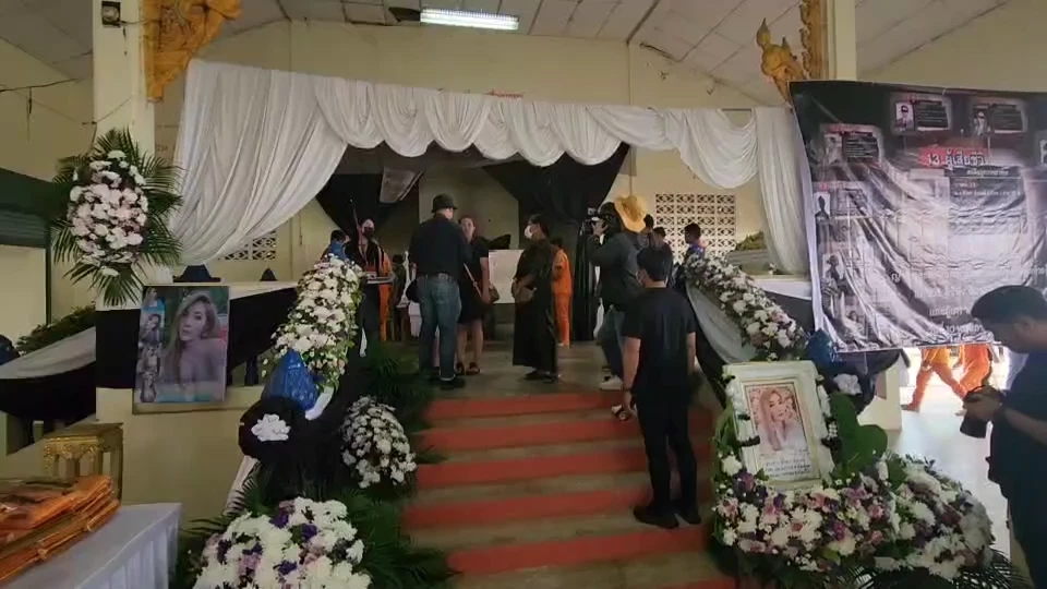 เคลื่อนร่าง'ก้อย เท้าแชร์' เหยื่อ'แอม' ขึ้นเมรุ ลูกสาวถาม"ฆ่าแม่หนูทำไม?"