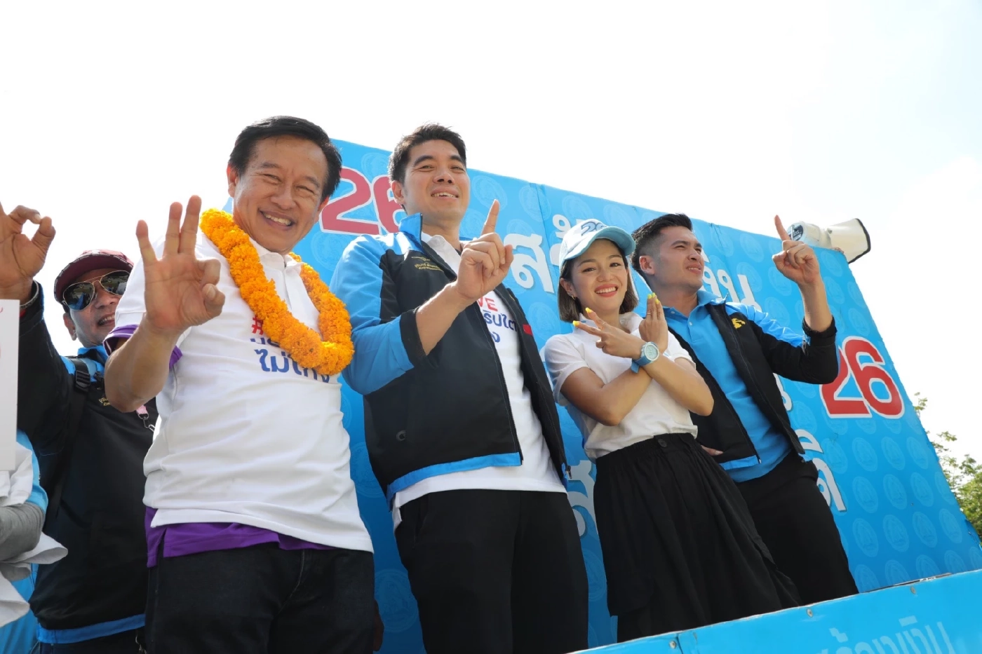 มาดามเดียร์ ขึ้นรถแห่หาเสียงรอบ กทม. อ้อนคนกรุงเลือกผู้สมัคร "ปชป." ยกแพ็ค