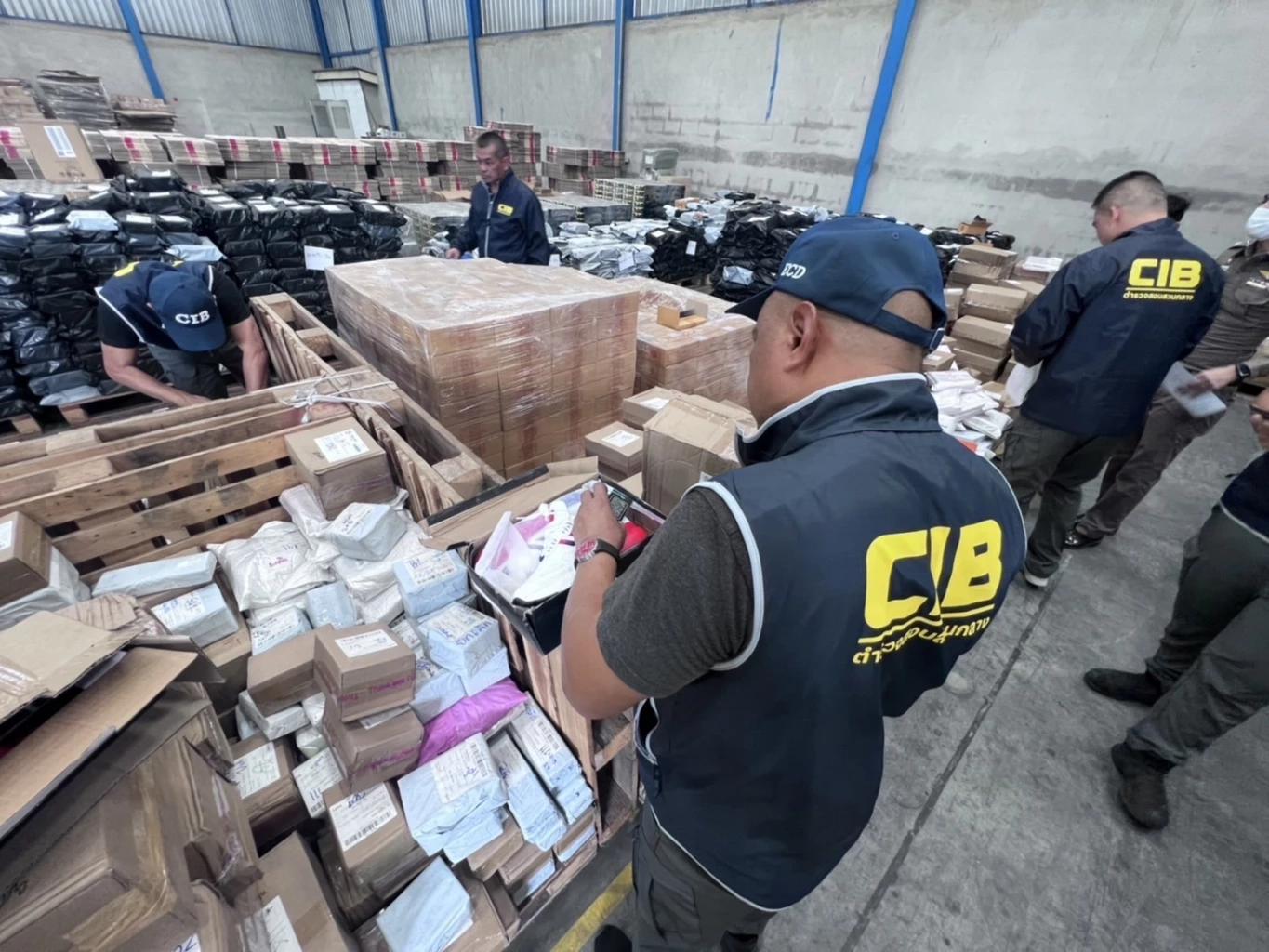 ทลายโกดังสินค้าเถื่อน แอบอ้าง"คิงเพาเวอร์" ขายของไม่มีคุณภาพผ่านเฟซบุ๊ก