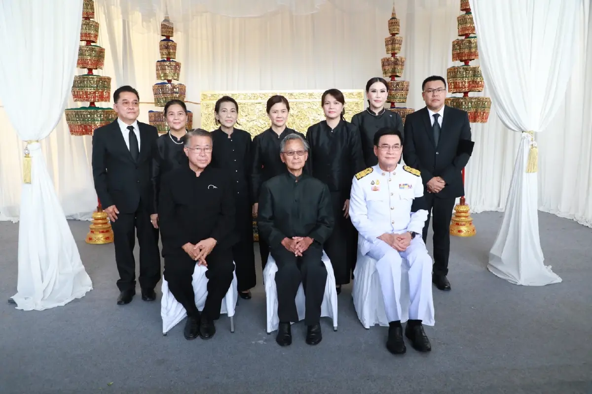 โปรดเกล้าฯ พระราชทานน้ำหลวงอาบศพ-พวงมาลาวางหน้าหีบศพ "บิดาจุรินทร์"