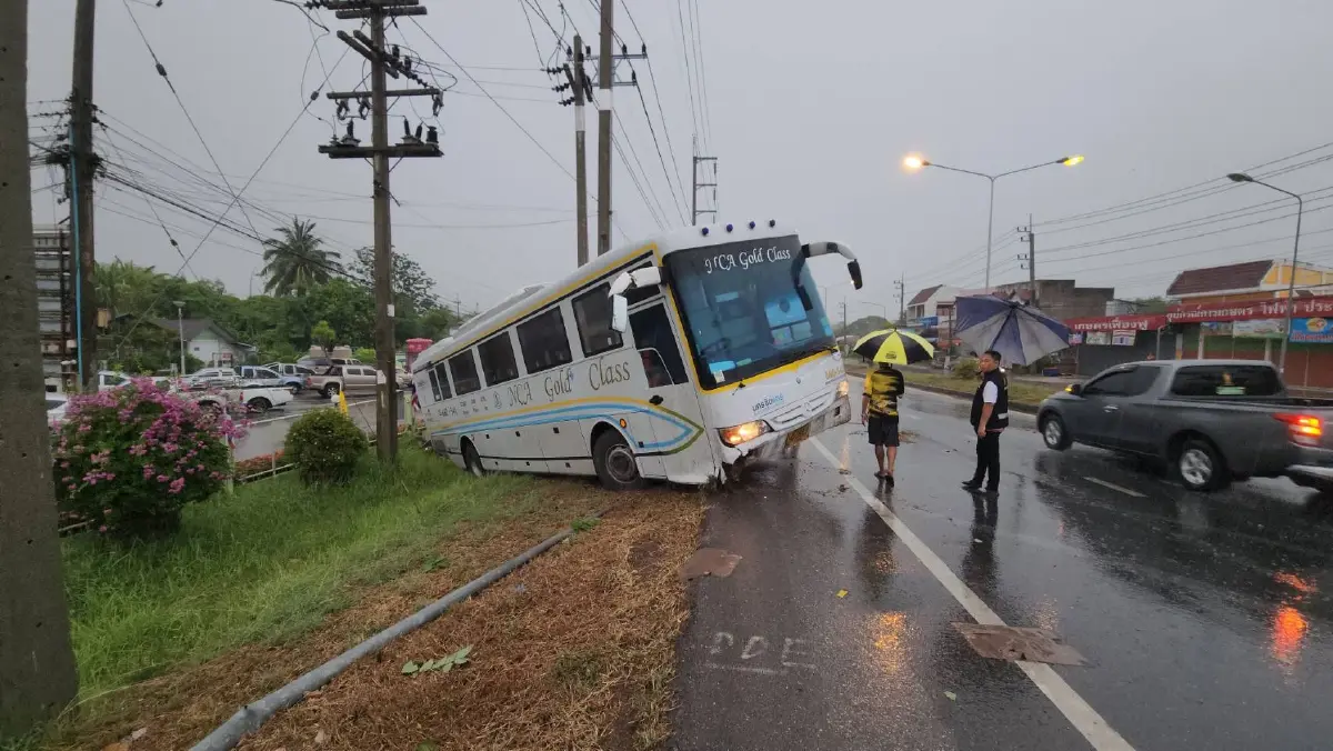 ฝนตกถนนลื่น บัสนครชัยแอร์ ไถลตกข้างทาง ผู้โดยสารปลอดภัย