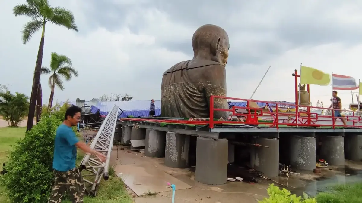 พายุพัดถล่มวัด โดมพังทั้งหลัง ชาวบ้านตะลึง! ไม่โดนองค์ "หลวงพ่อเคลือบ"