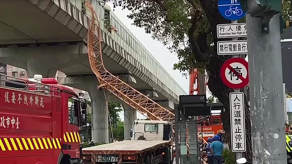 รถไฟฟ้าชนเครนที่ร่วงใส่รางในไต้หวัน ดับ  1  เจ็บ 10