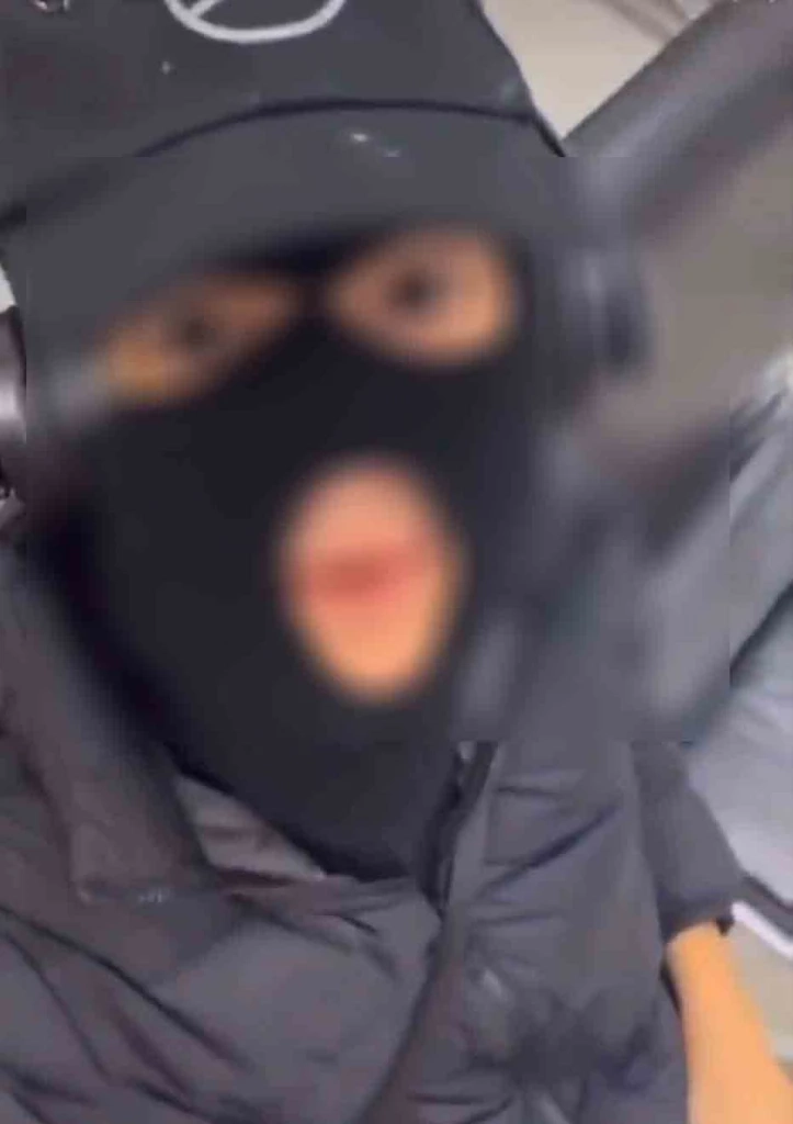 โซเชียลผวา! คนหน้าเหมือนเบนซ์หัวร้อน พกปืน-สวมไอ้โม่ง ถ่ายเซลฟี่ใน รพ.