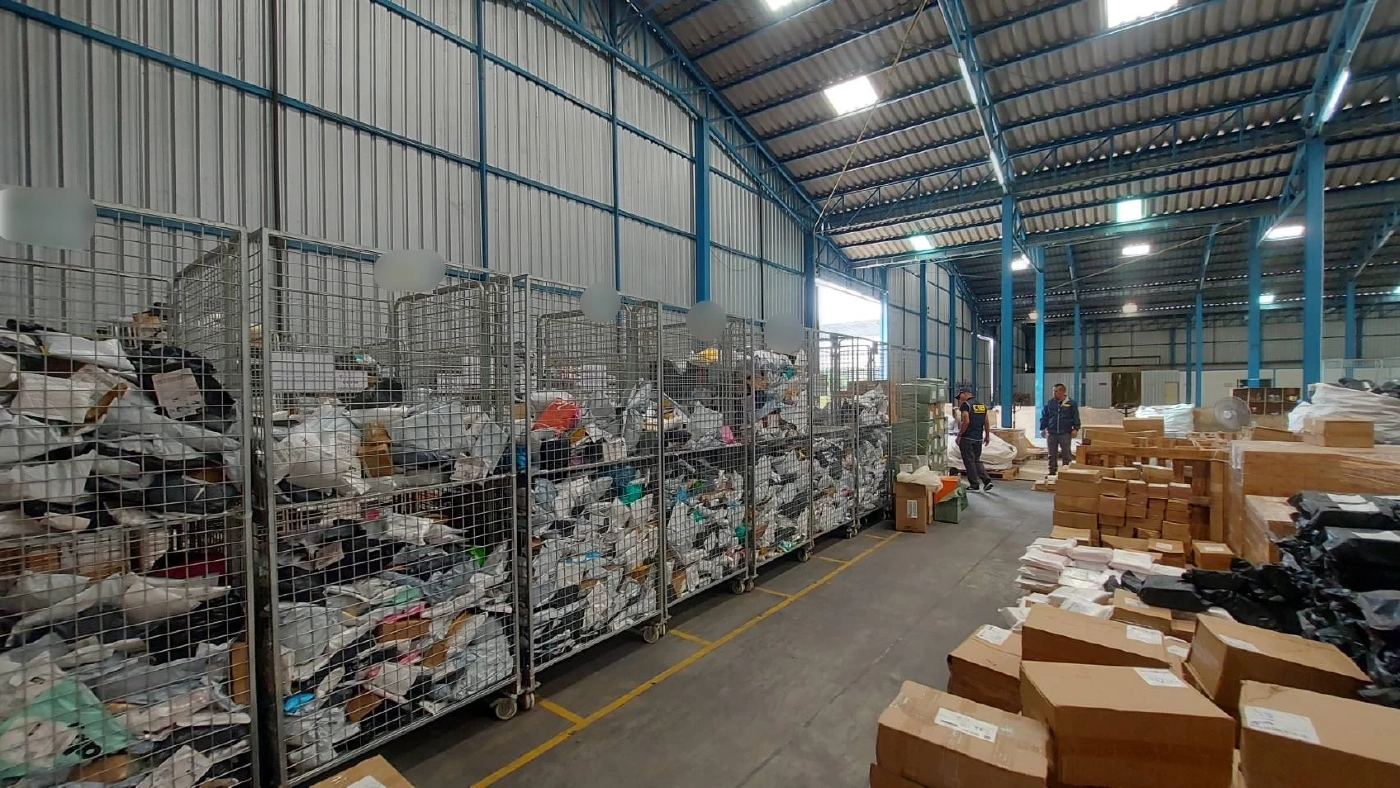 ทลายโกดังสินค้าเถื่อน แอบอ้าง"คิงเพาเวอร์" ขายของไม่มีคุณภาพผ่านเฟซบุ๊ก