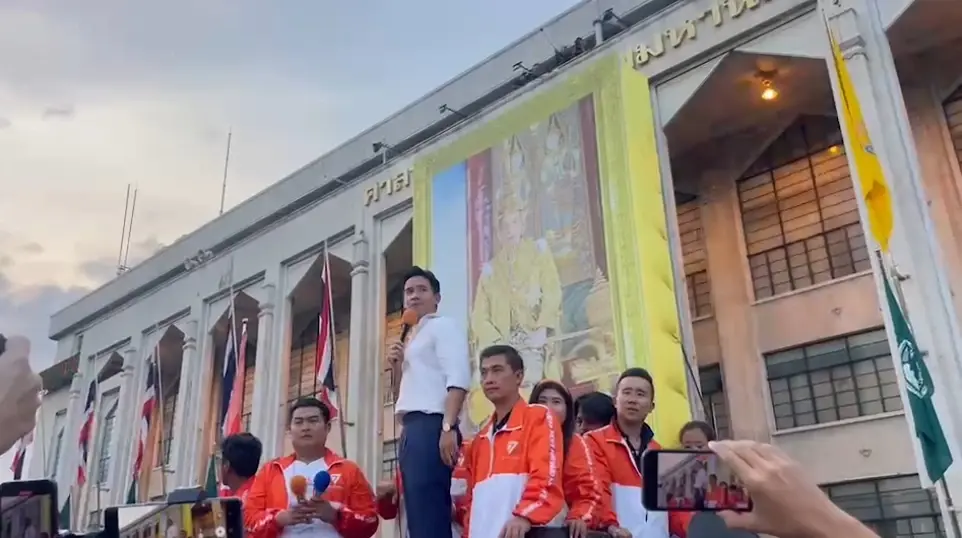 "ผบ.ทร." หวังจัดตั้งรัฐบาลราบรื่น ไม่ชี้ชัด "ส.ว.เหล่าทัพ" โหวตเลือกนายกฯ