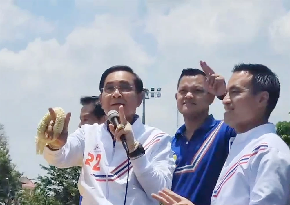 "บิ๊กตู่" นำทีม รทชส. ขึ้นรถแห่รอบกทม.หาเสียงโค้งสุดท้ายขอกาเลือก 2 ใบ