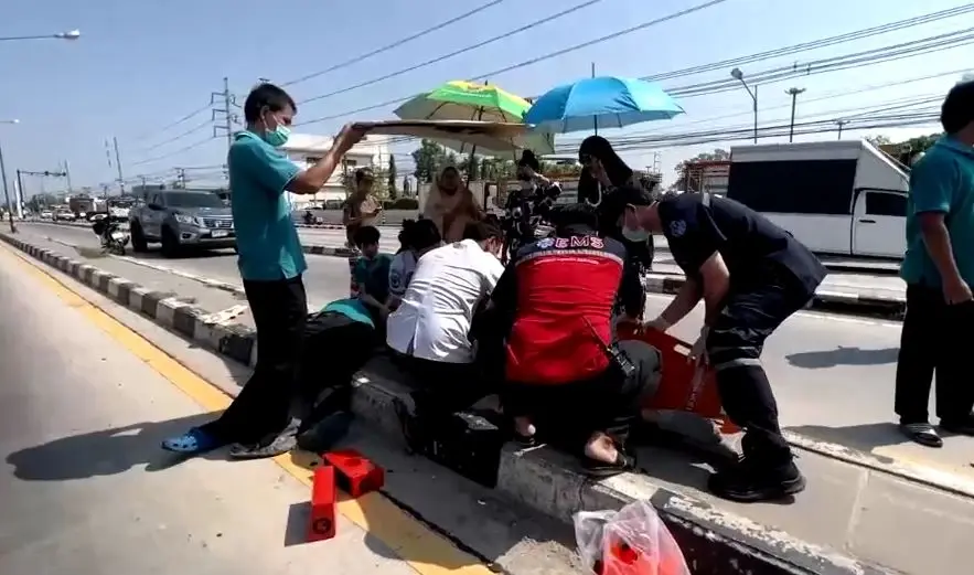 สนั่นแยกไฟแดง รถตู้ทึบเบรกกะทันหันถูกเสยท้าย ตีลังกาข้ามเลนชนดะ 6 คัน