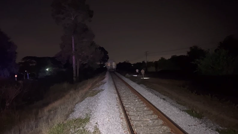 สยอง! ม้าเหล็กขยี้ร่างหนุ่มนิรนาม นอนกอดรางรถไฟ ก่อนเข้าสถานีบางละมุง