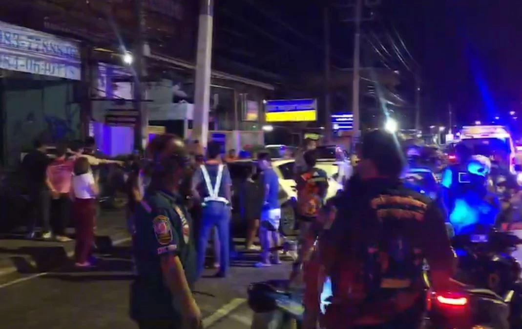 ไหนว่ารักกัน! หนุ่มขับรถชนอู่พังยับ ทิ้งแฟนสาว วิ่งหนีเข้าป่า