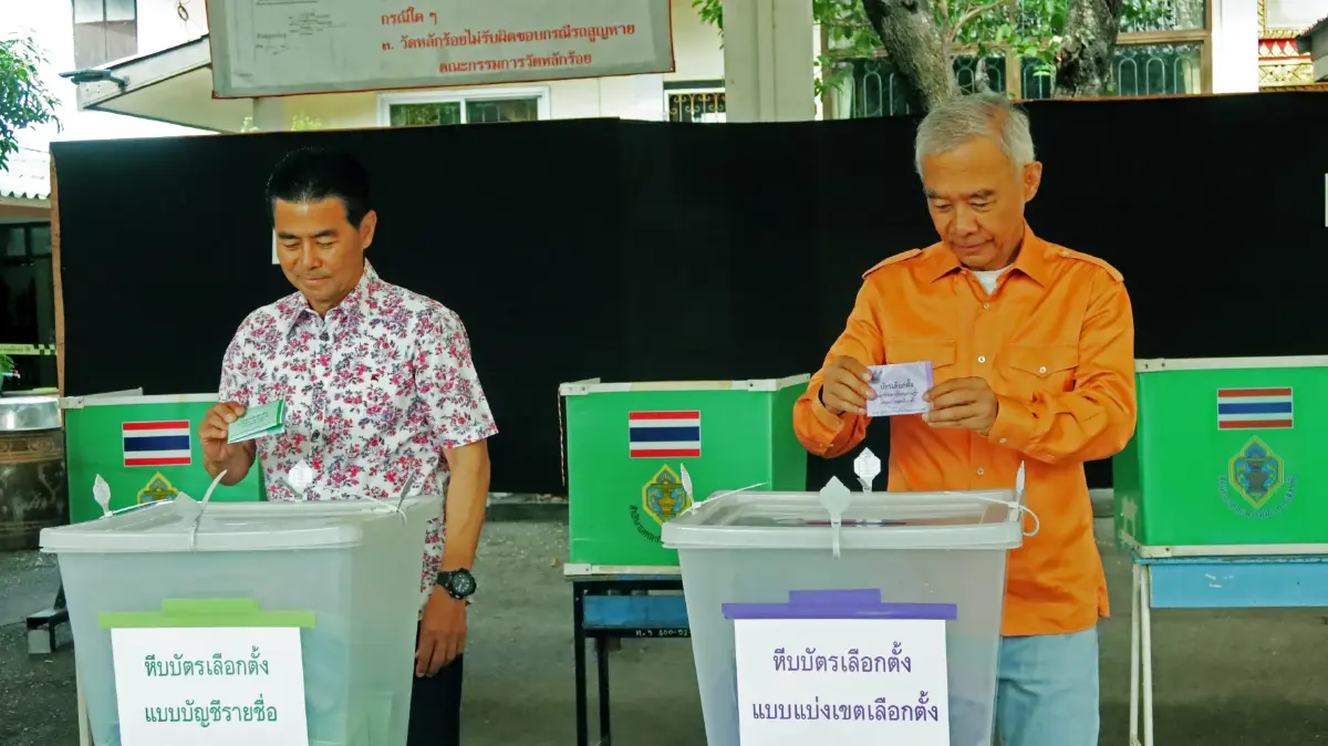 "สุวัจน์-เทวัญ"ใช้สิทธิเลือกตั้ง ย้ำหนุนพรรคได้ ส.ส.อันดับ 1 จัดตั้งรัฐบาล