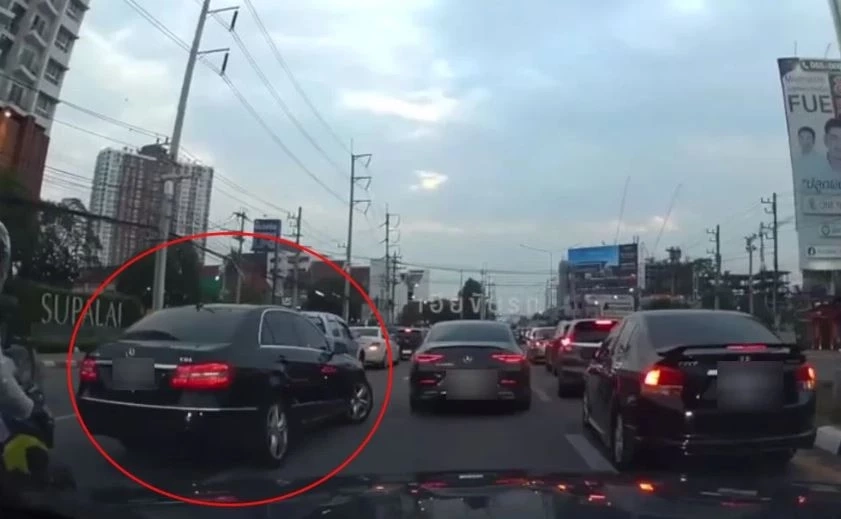 มอบตัวแล้ว หนุ่มขับเบนซ์ปาดหน้า-ชักปืนขู่กลางถนน กลางเมืองเชียงใหม่