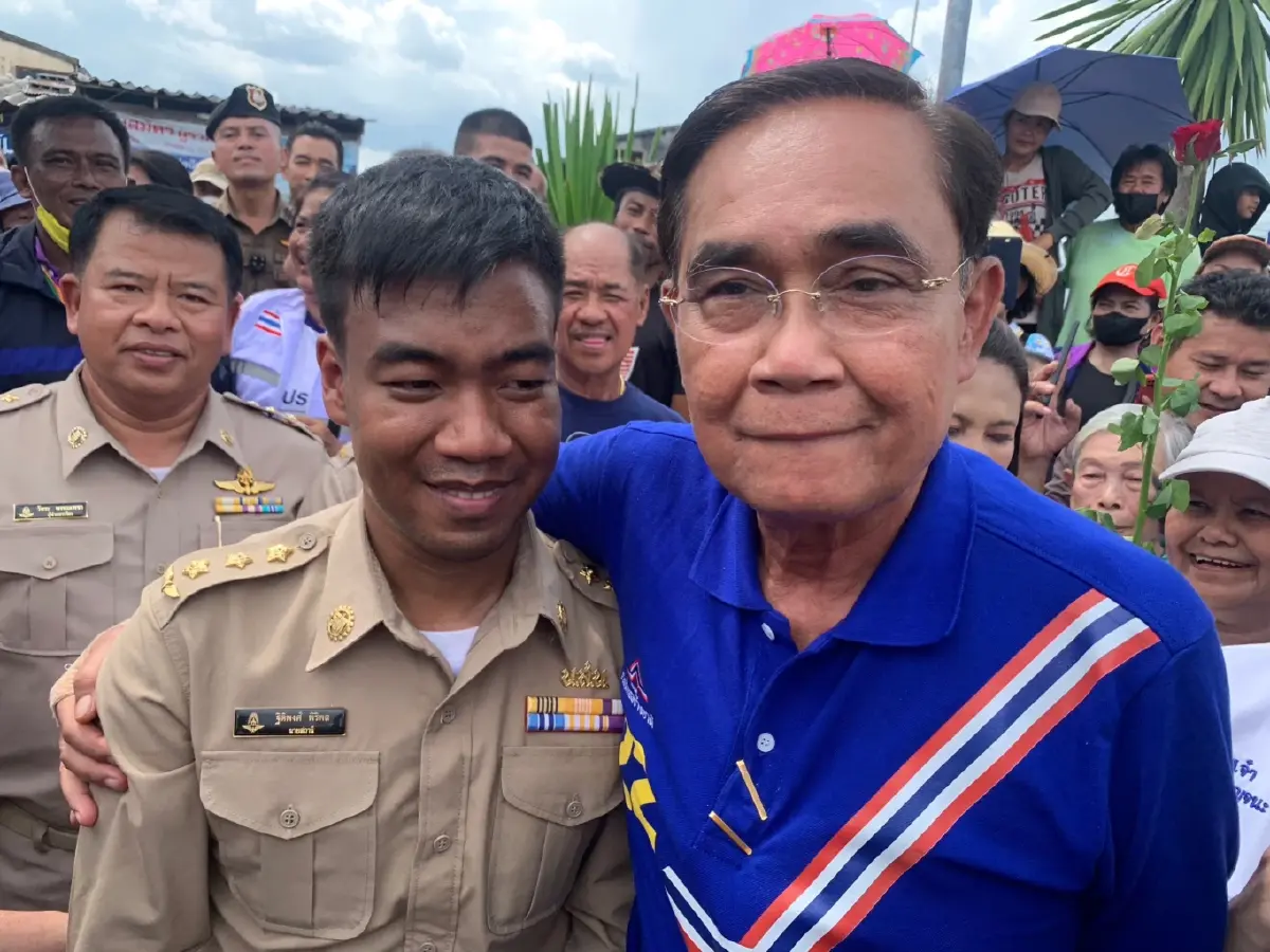 "บิ๊กตู่" แวะให้กำลังใจนายสถานีฮีโร่ ยกย่องเป็นแบบอย่างที่ดีของสังคม