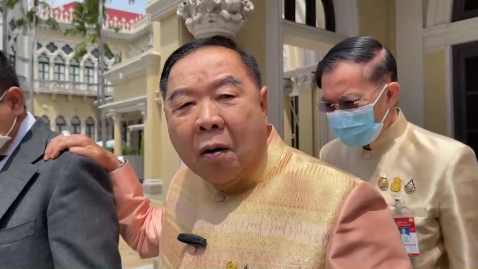 \"บิ๊กป้อม\" ยัน ยังไม่คิดวางมือ ยุบพรรครวมพท. ไม่ได้พูด ไปถามคนคิด (มีคลิป)