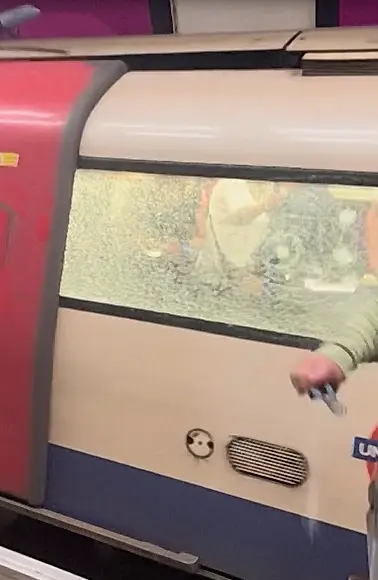 ผู้โดยสารหนีตาย หลังมีควันในขบวนรถไฟในอังกฤษ