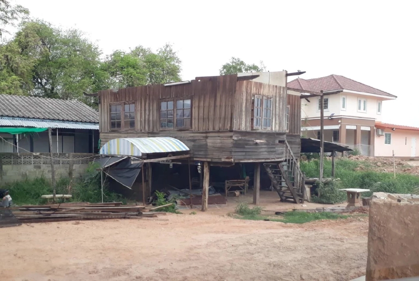 ในหลวง พระราชินี พระราชทานถุงพระราชทานและเครื่องอุปโภคบริโภคแก่ผู้ประสบวาตภัย จ.ชัยภูมิ