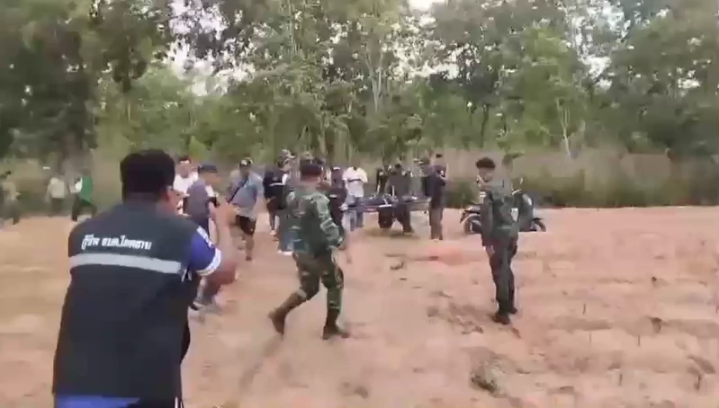 เปิดภาพวินาทีชีวิต! ช่วยคนไทย "เหยียบกับระเบิด" บาดเจ็บขาขาด (มีคลิป)